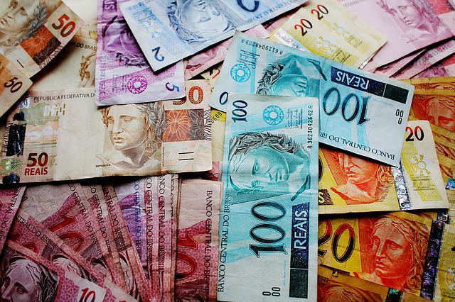 barevné brazilské bankovky