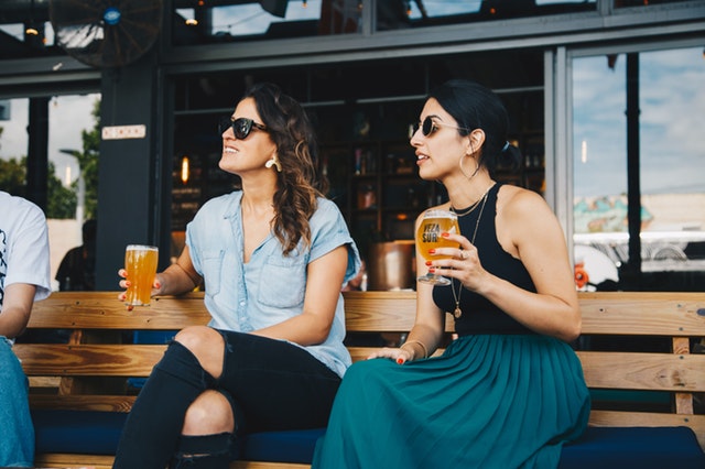 Ženy pijící pivo
